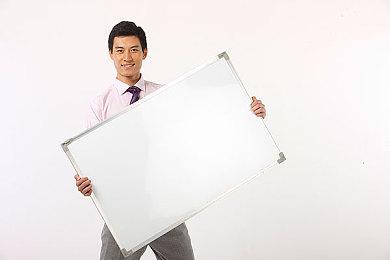 《最终幻想7：重生》巨幅广告在英国展出 由PS5手柄组成